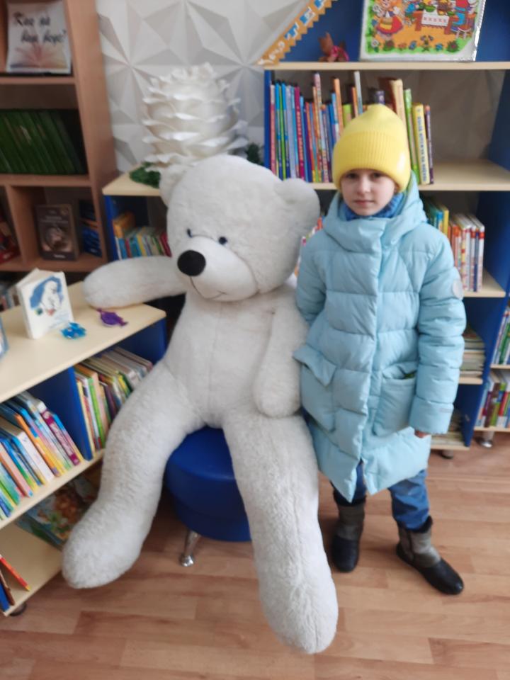 Белый медведь посетил библиотеку семейного чтения № 3